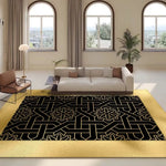 Un tapis noir et doré au motif abstrait et floral, placé sur le sol d'un salon moderne avec de grandes fenêtres offrant une belle vue extérieure.