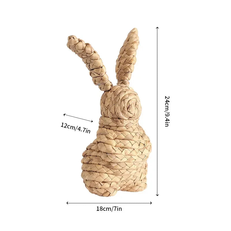 Une figurine en forme de lapin tressé décorative en papier kraft.