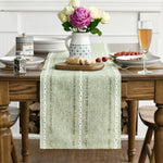 Chemin de table vert coton lin brodé sur table en bois
