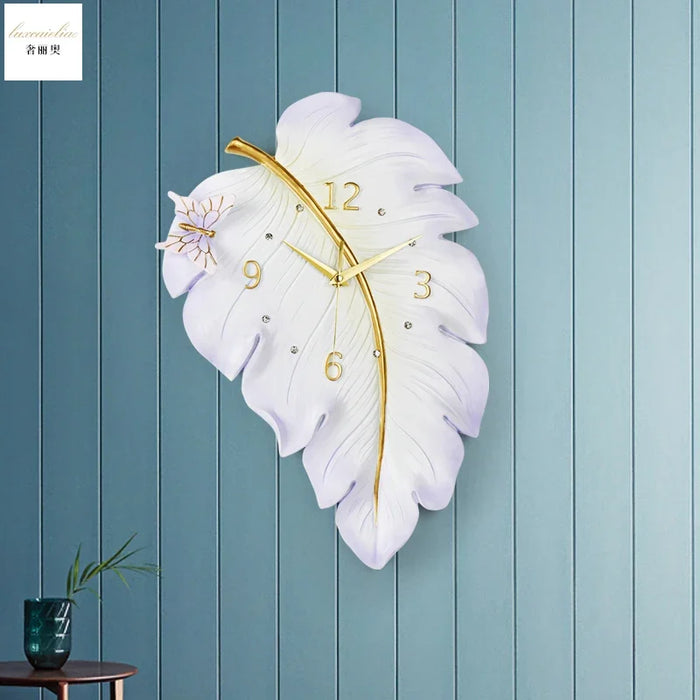Horloge murale 3D design moderne couleur blanche dans un salon contemporain