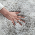 Tapis ovale blanc au pied du lit