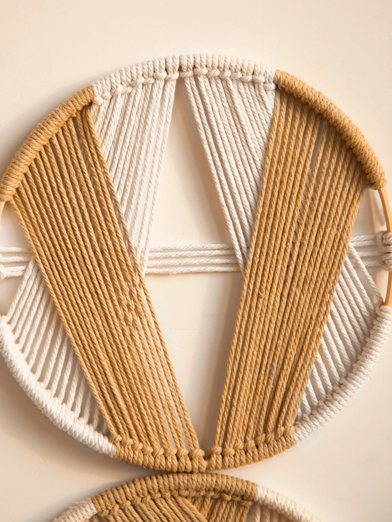 Lot de 2 attrape-rêves macramé bambou sur mur blanc