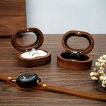 Boîte à bijoux en bois rustique brun sur table de chevet