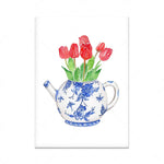 Une théière en porcelaine peinte à la main fleurie avec de magnifiques tulipes rouges.