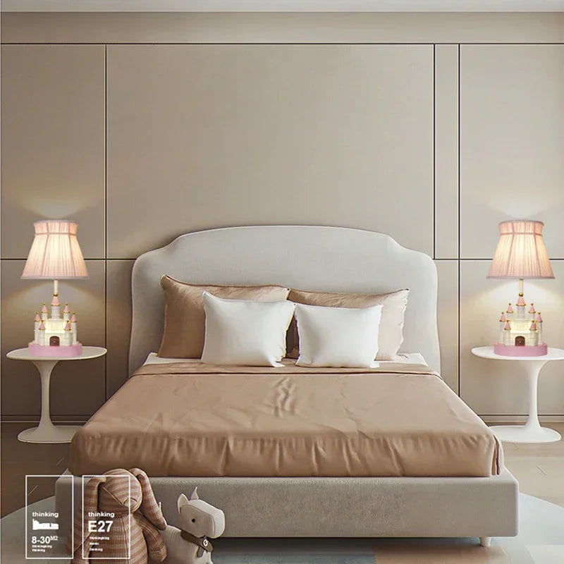 Lampe de chevet rose allumée dans une chambre d'enfant
