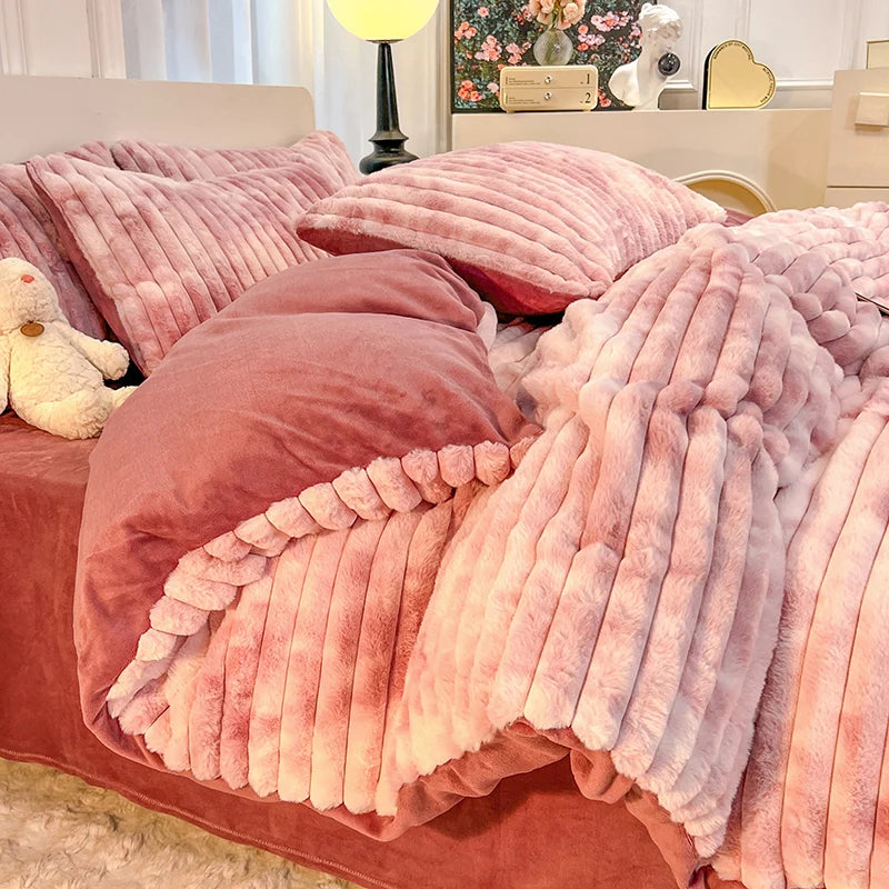 Parure de lit sur un lit queen, ambiance chaleureuse