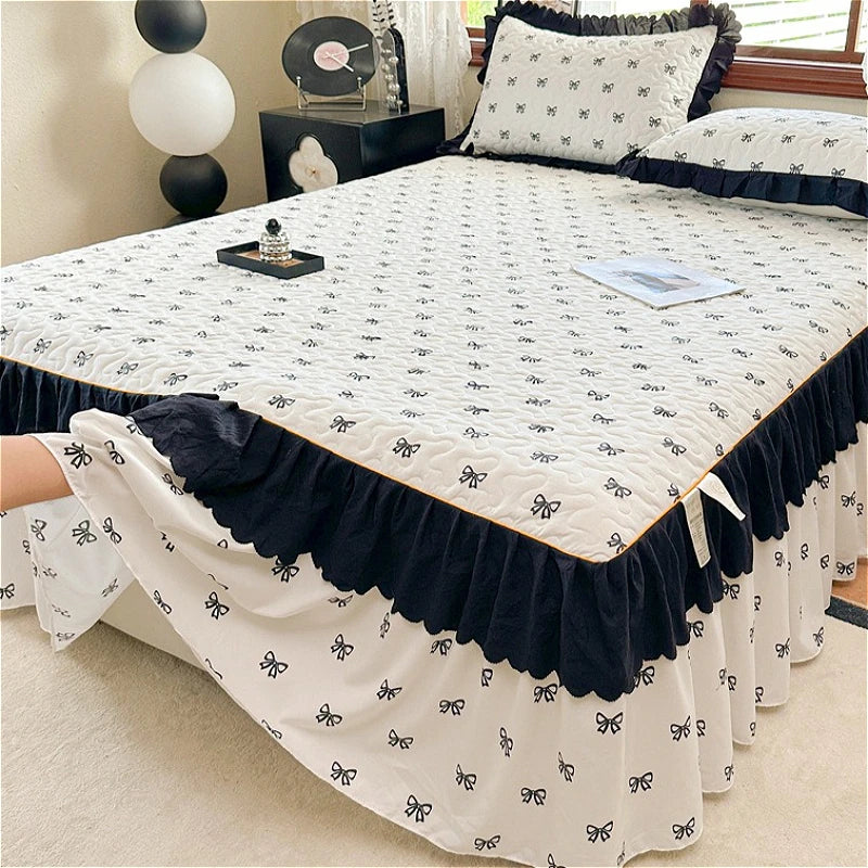 Couvre-lit matelassé blanc avec jupe de lit assortie