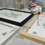 Cadre photo en bois posé sur une table