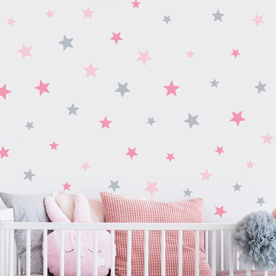 Détail autocollant mural étoiles sur mur blanc