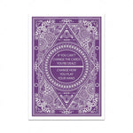 Carte violette décorée de motifs floraux et géométriques avec un message sur le changement de la façon de jouer ses cartes.