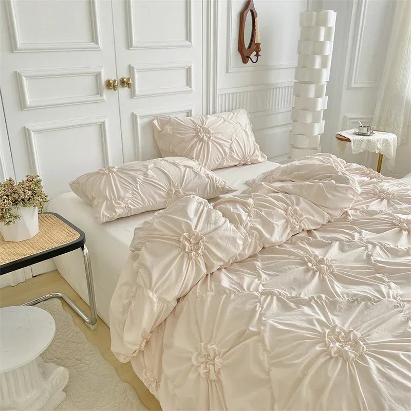 Housse de couette rose dans une chambre romantique