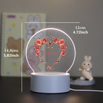 Lampe lune rose allumée dans une chambre d'enfant