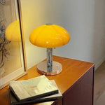 Lampe champignon allumée dans une chambre