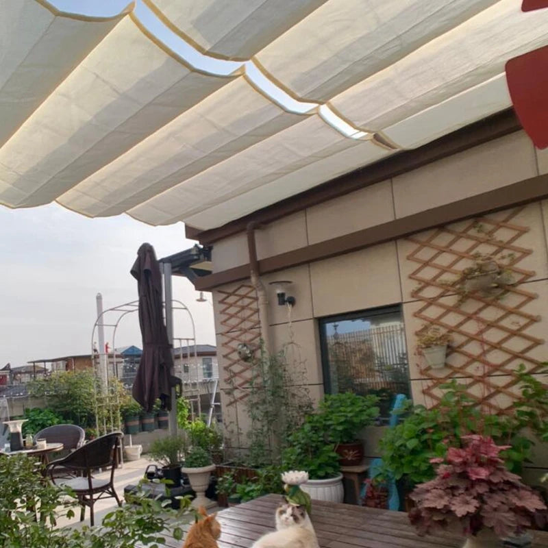 Installation du filet d'ombrage sur un gazébo de jardin avec meubles de patio