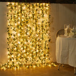 Close-up des feuilles de PVC vertes et fleurs artificielles