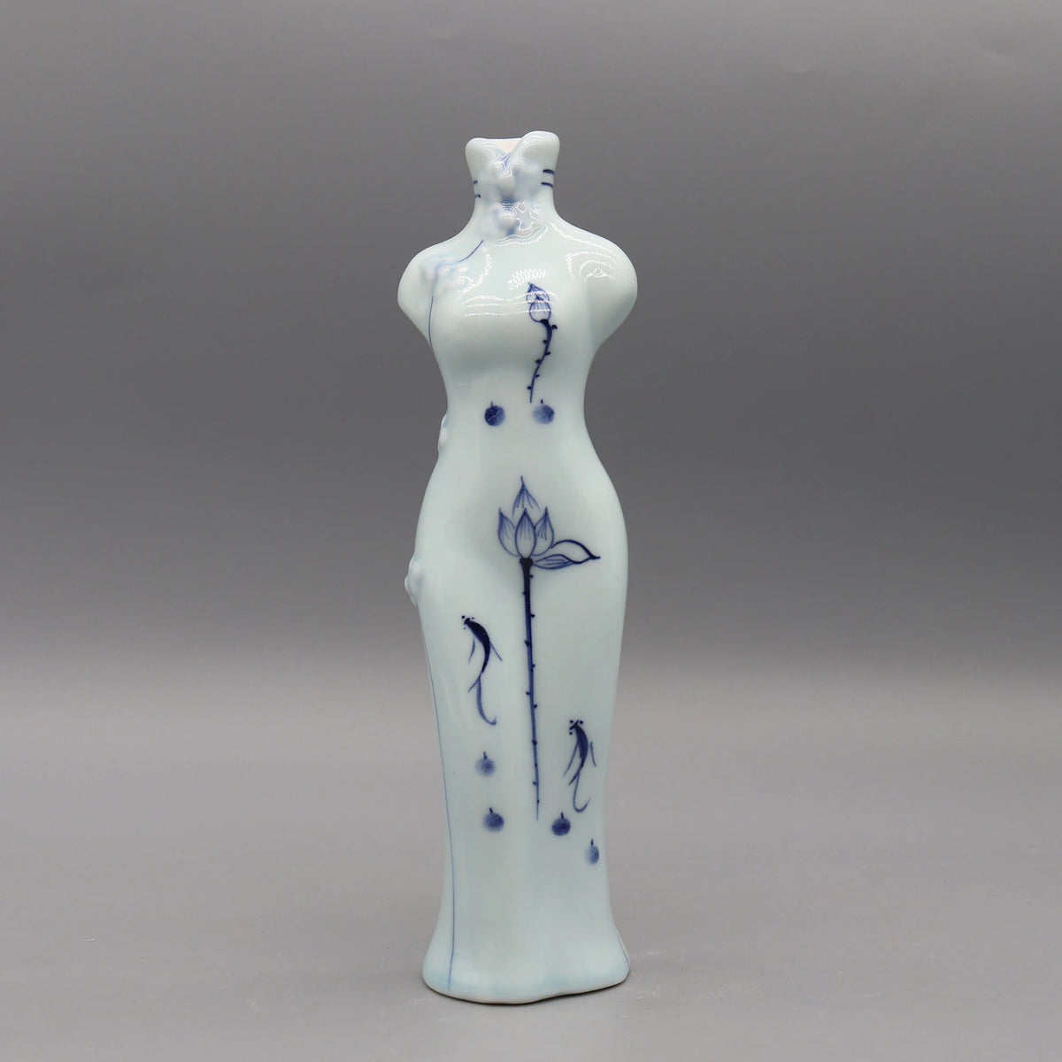 Représentation en porcelaine d'une forme féminine aux contours gracieux, décorée de motifs floraux et aquatiques dans des tons bleus, évoquant une vision apaisante et poétique.