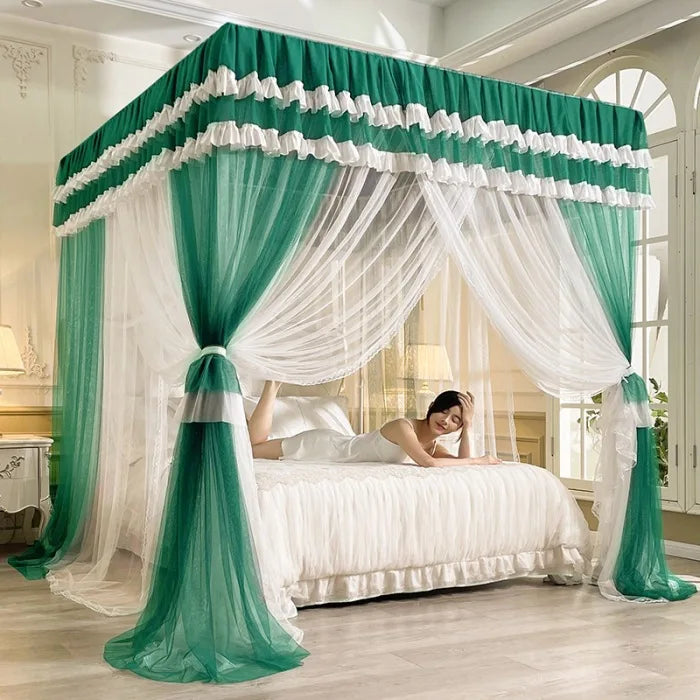 Une chambre à coucher luxueuse avec un magnifique lit à baldaquin vert et blanc, offrant un cadre élégant et paisible.