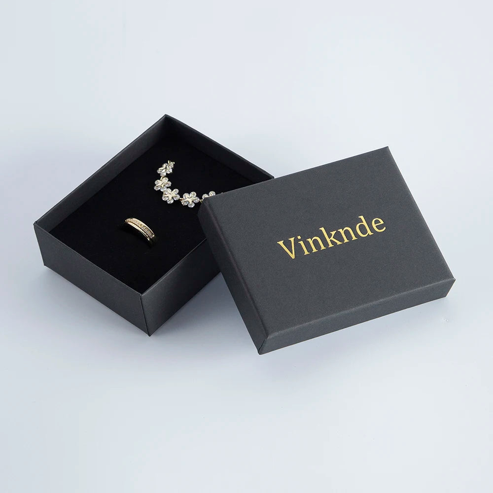 Différentes tailles de boîtes à bijoux empilées pour démonstration
