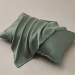 Parure de lit vert olive dans une chambre décorée style zen