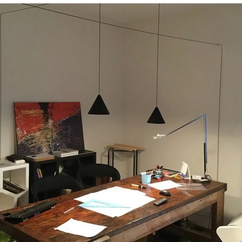 Lampe de chevet suspendue dans un salon moderne
