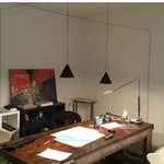 Lampe de chevet suspendue dans un salon moderne