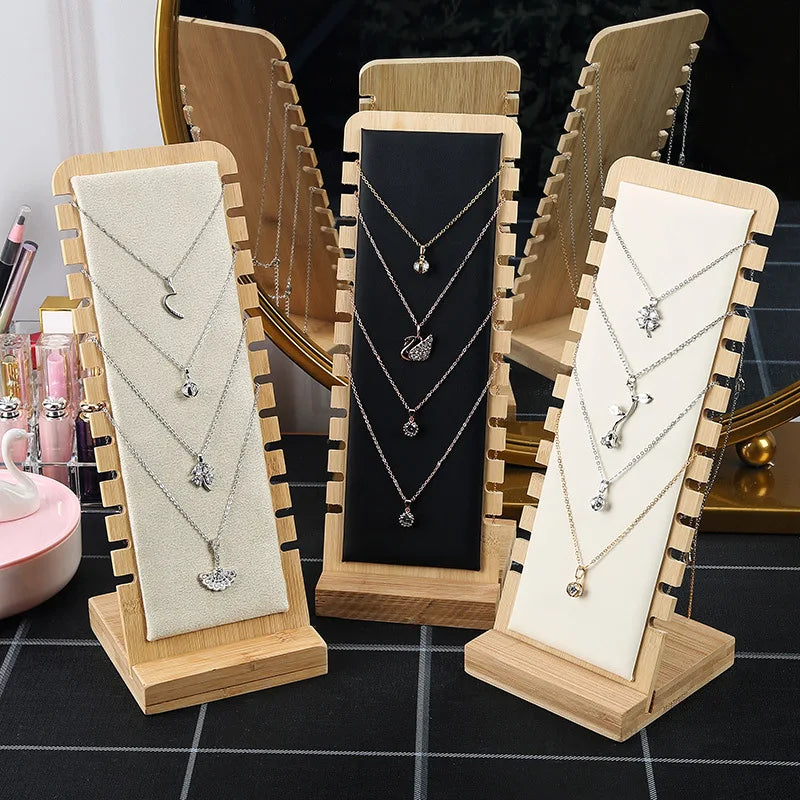 Détail des emplacements du présentoir à bijoux en bambou
