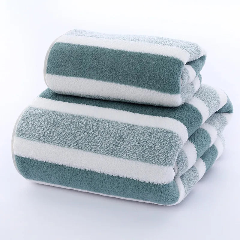 Serviette de bain rayée gris clair pliée dans une salle de bain moderne