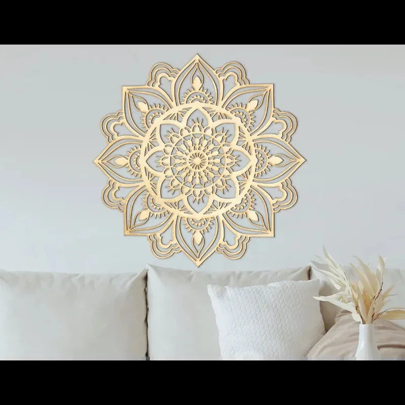 Décoration murale en métal beige accrochée au mur