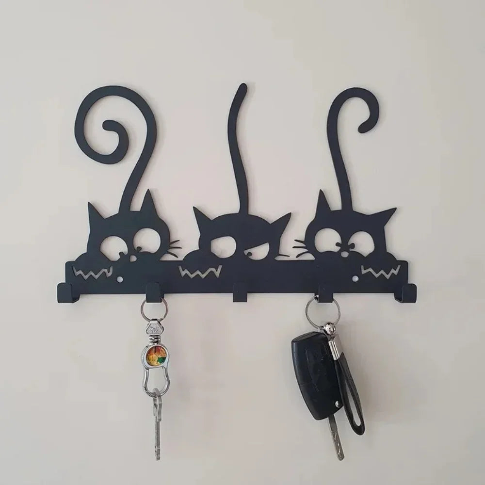 Porte-manteau mural vintage en métal noir monté sur un mur blanc