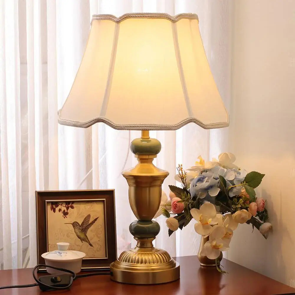 Lampe de chevet LED avec télécommande sur table de nuit
