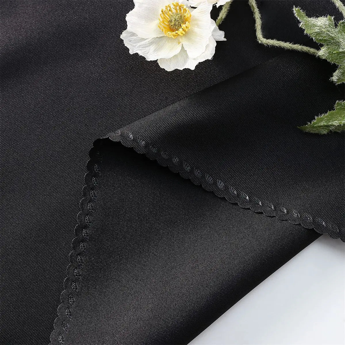 Une magnifique fleur blanche se détache sur un fond sombre et texturé, offrant un contraste saisissant et une composition élégante.