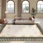 Un salon lumineux avec de grandes fenêtres en arc et un canapé confortable, décoré avec des plantes d'intérieur et un tapis élégant aux motifs géométriques.