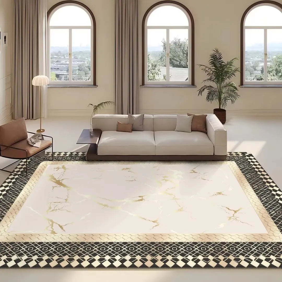 Un salon lumineux avec de grandes fenêtres en arc et un canapé confortable, décoré avec des plantes d'intérieur et un tapis élégant aux motifs géométriques.