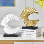 Sculpture dorée art déco sur étagère blanche