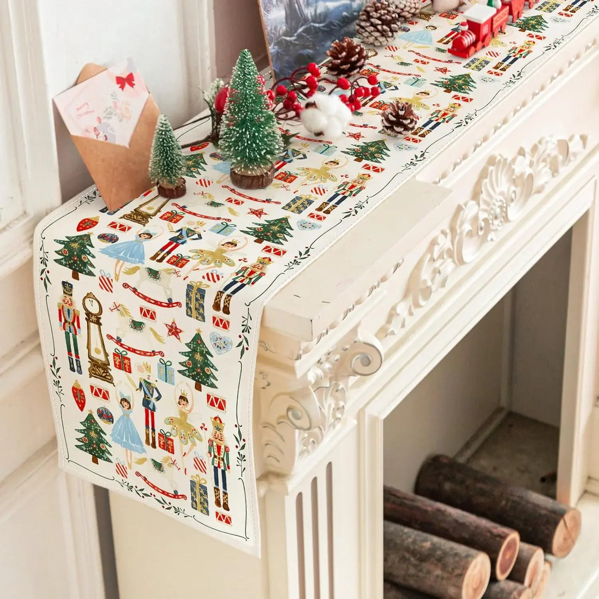 Décoration de Noël sur un meuble décoratif, avec des arbres de Noël, des boules, des cadeaux et d'autres éléments festifs.
