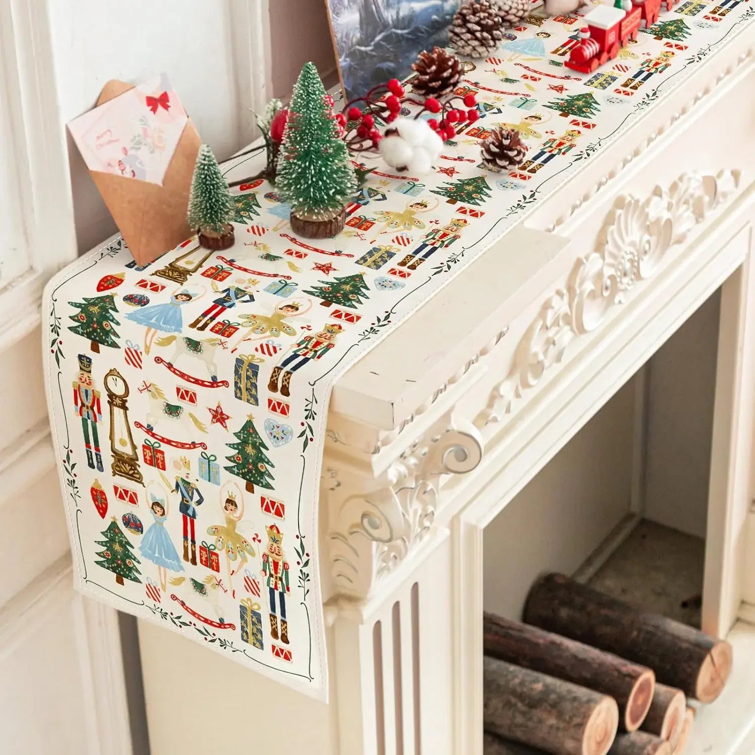 Décoration de Noël sur un meuble décoratif, avec des arbres de Noël, des boules, des cadeaux et d'autres éléments festifs.
