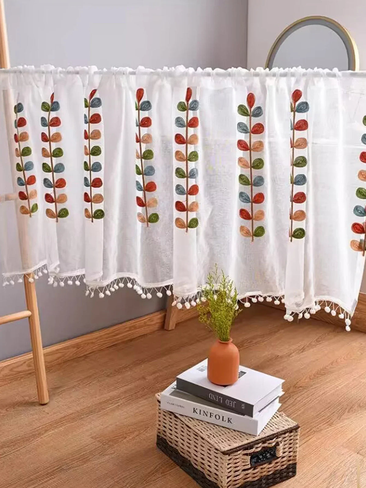 Détail de la broderie feuilles sur la cantonnière en voile