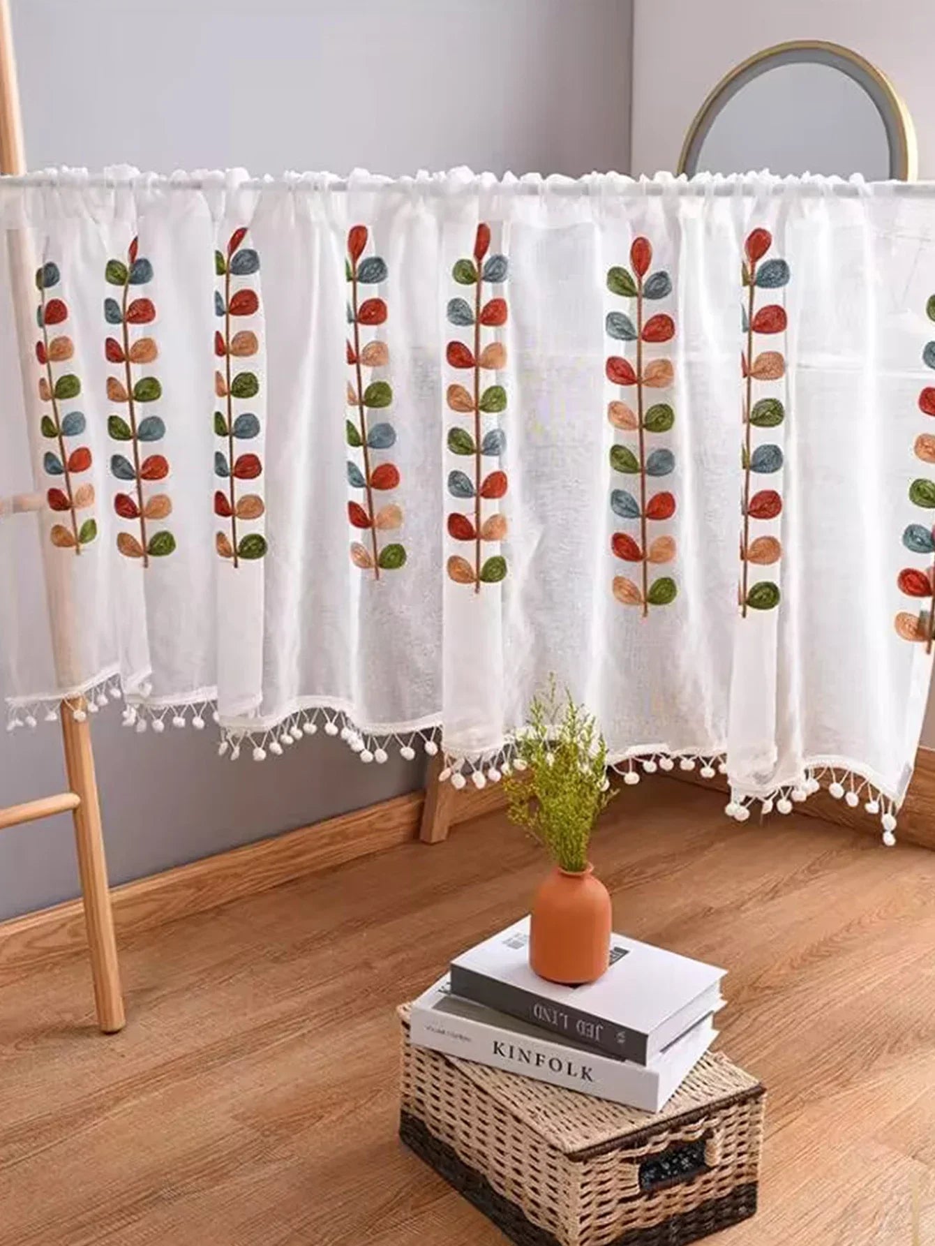 Détail de la broderie feuilles sur la cantonnière en voile