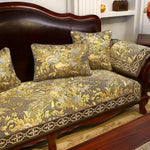 Un canapé à motifs floraux jaunes et gris, garni de coussins assortis, est installé dans un décor élégant aux étagères en bois.