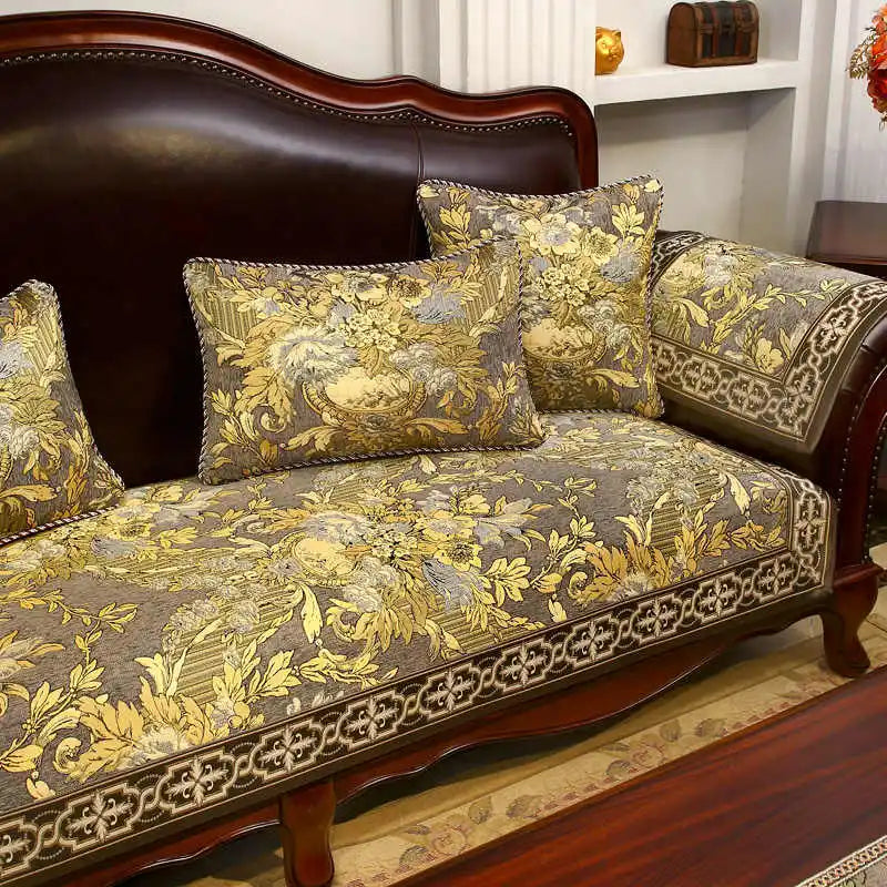 Un canapé à motifs floraux jaunes et gris, garni de coussins assortis, est installé dans un décor élégant aux étagères en bois.