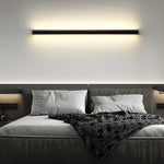 Vue de profil de l'applique murale LED noire mettant en valeur son design épuré