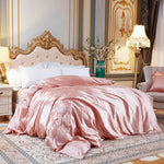 Parure de lit en satin lavé 4 pièces sur un lit double
