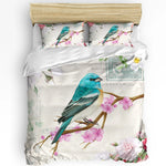Détail motif floral et oiseaux sur housse de couette