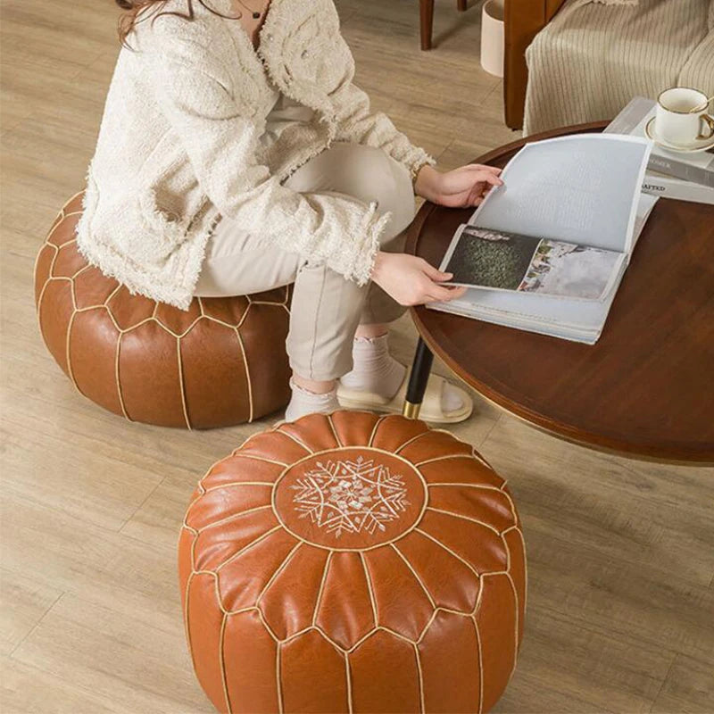 Détail de la texture du cuir véritable du pouf marocain