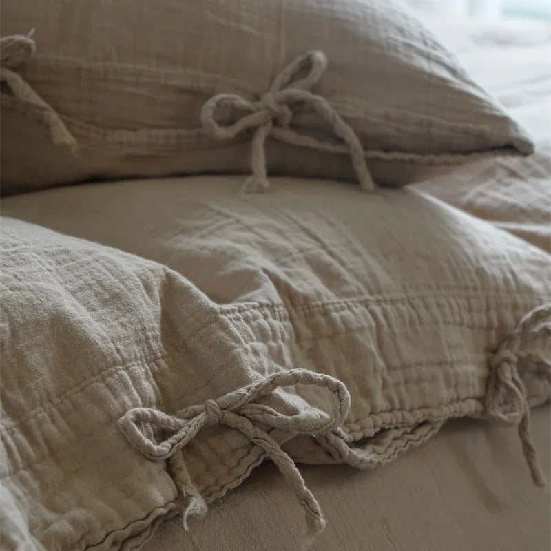 Parure de lit rouge dans une chambre décorée avec style