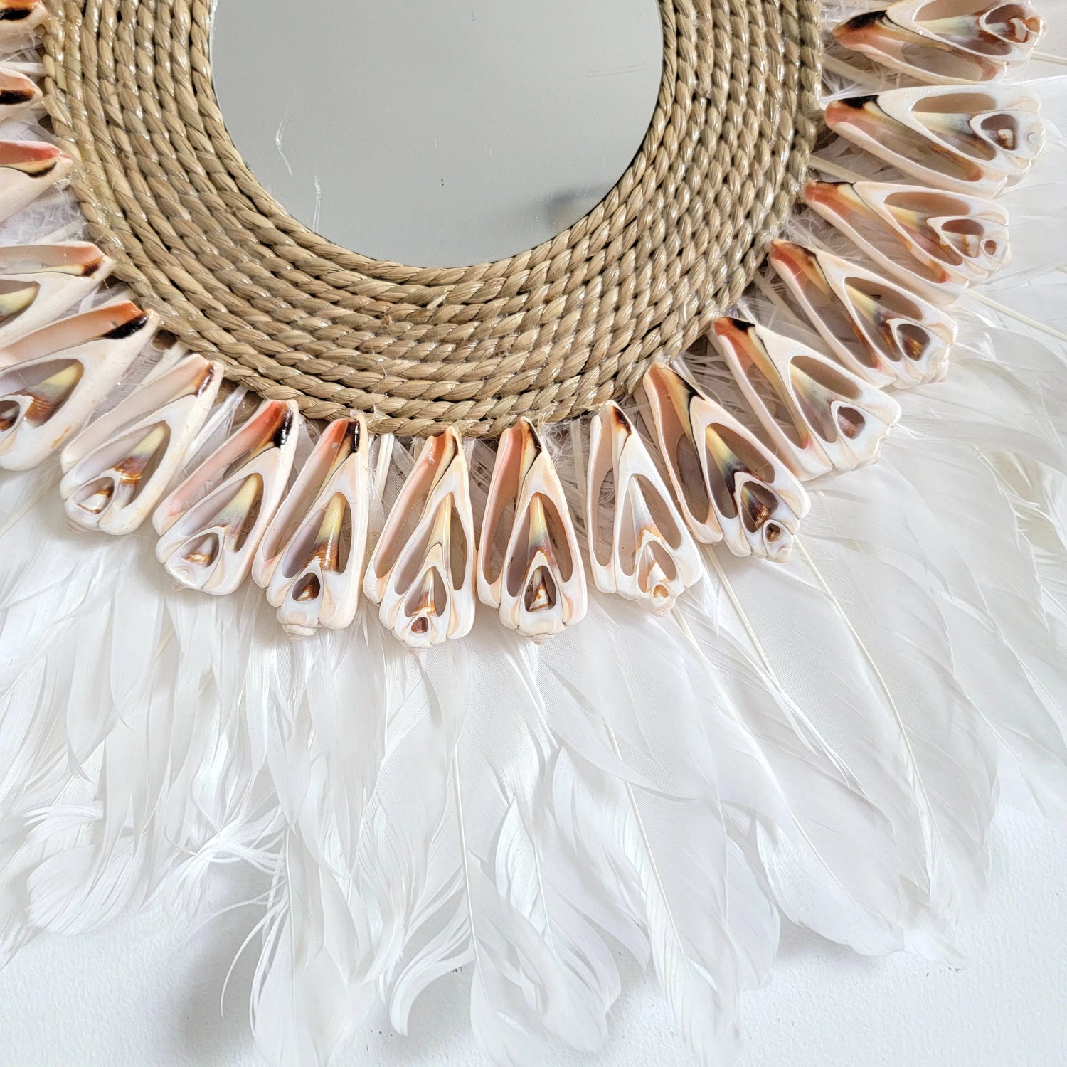 Miroir artisanal avec plumes et coquillages