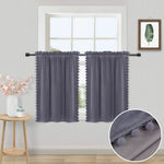 Rideaux courts gris en velours à pompons décorant une fenêtre, avec vue sur un mur clair et un mobilier de style scandinave.