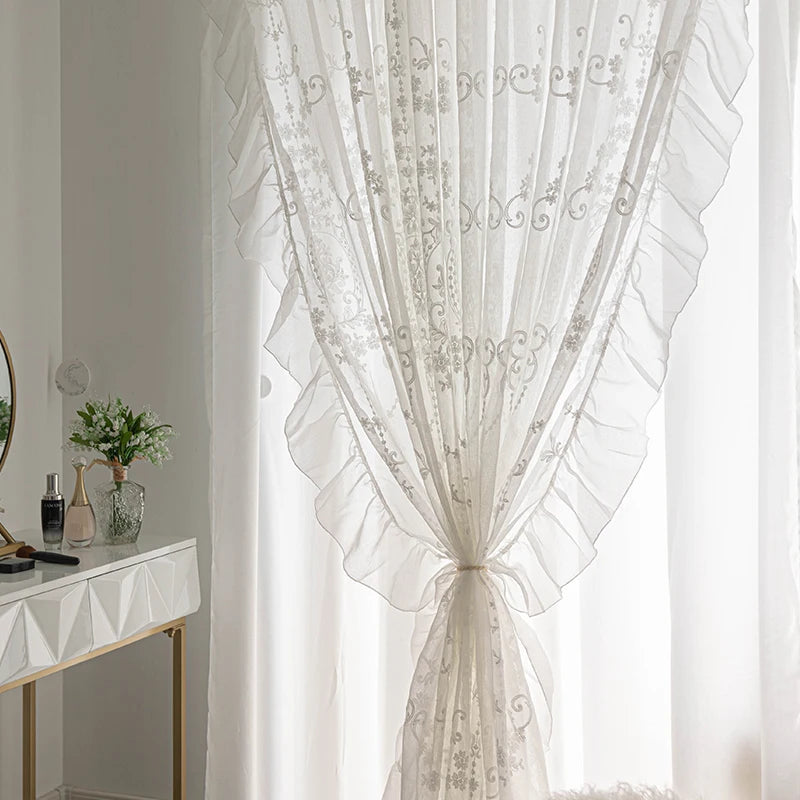 Rideau élégant pour salon avec motifs floraux délicats, idéal pour ajouter une touche lumineuse et sophistiquée à votre décor intérieur. Design raffiné et ambiance chaleureuse.