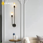 Détail de l'applique murale en fer avec design épuré