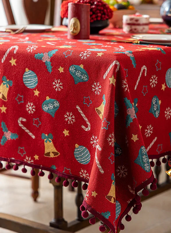 Cette nappe de table de Noël rouge avec des motifs de sapins, boules de Noël et flocons de neige apporte une touche festive à la décoration de votre intérieur pendant la période des fêtes.